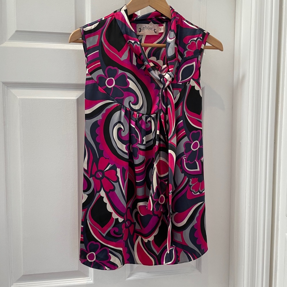 Sleeveless mod print blouse